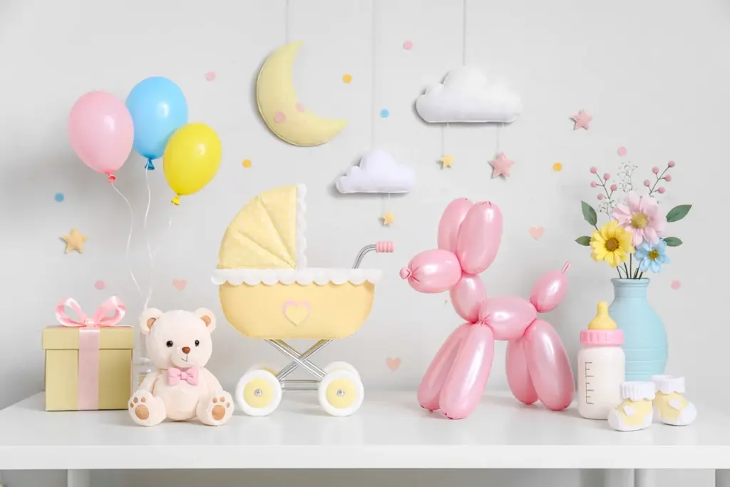 Babyshower decoratie met ballonnen, cadeautjes en feestelijke versiering.