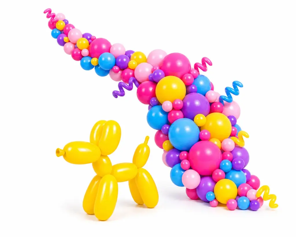 Organische ballonslinger met roze, blauwe, paarse en gele ballonnen en decoratieve spiralen.