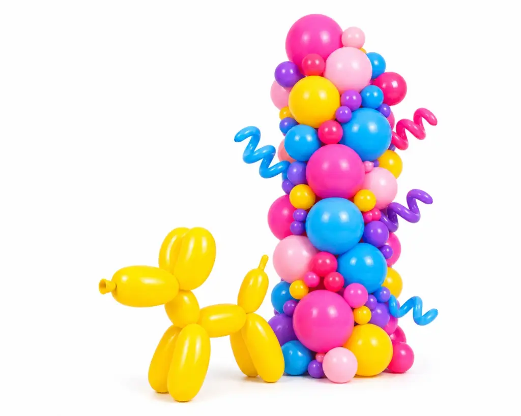 Ballonzuil met kleurrijke organische ballonnen en decoratieve spiraalaccenten.